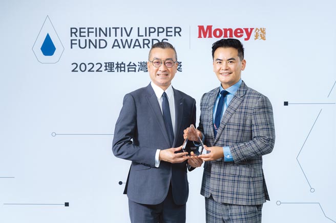 锋裕匯理投信总经理黄日康与理柏(Lipper)亚太区研究总监冯志远合影庆获奖。图／公司提供