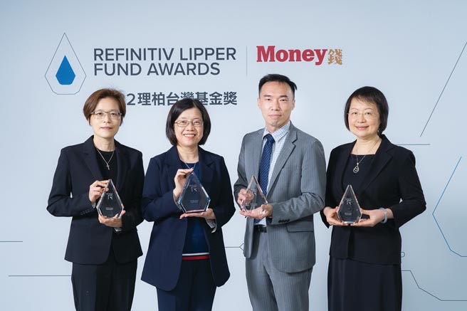 野村投信总经理马文玲（左二）与团队成员野村鸿利基金经理人姚郁如（右一），野村中小基金经理人许敬基（右二），野村优质基金经理人陈茹婷（左一）共享荣耀。图／公司提供