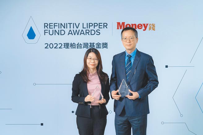 復华新兴人民币债券暨復华新兴人民币短期收益基金经理人黄媛君（左）与復华全球债券基金经理人吴易欣（右）。图／公司提供