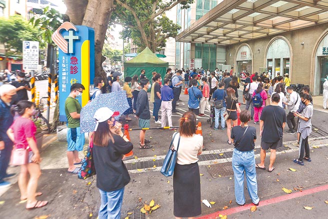 疫情指挥中心昨宣布，5月1日起，打满3剂的机组员也可比照3+4居隔新制。图为新北市永和耕莘医院27日有许多民眾前来做PCR筛检，现场大排长龙。（杜宜谙摄）