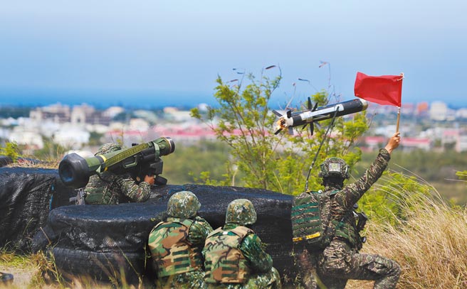 国防部评估中共8种对台可能行动，强调国军会持续建立立即作战能力。图为海军陆战队66旅日前于三军联训基地实施飞弹射击。（军闻社）