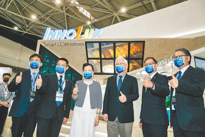 經濟部長王美花（左三）出席「2022 Touch Taiwan 智慧顯示展覽會」開幕典禮時受訪表示，最近電力供應是有比較吃緊一點，最大的影響是國高中生很多都居家上學，所以家庭用電確實增加非常多，會來檢討相關的供應。（郭吉銓攝）