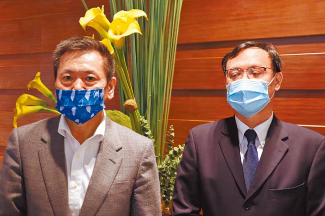 立委林为洲（左）对上同是林家人的代表会主席林启贤，表示兄弟爬山要各自努力。（邱立雅摄）