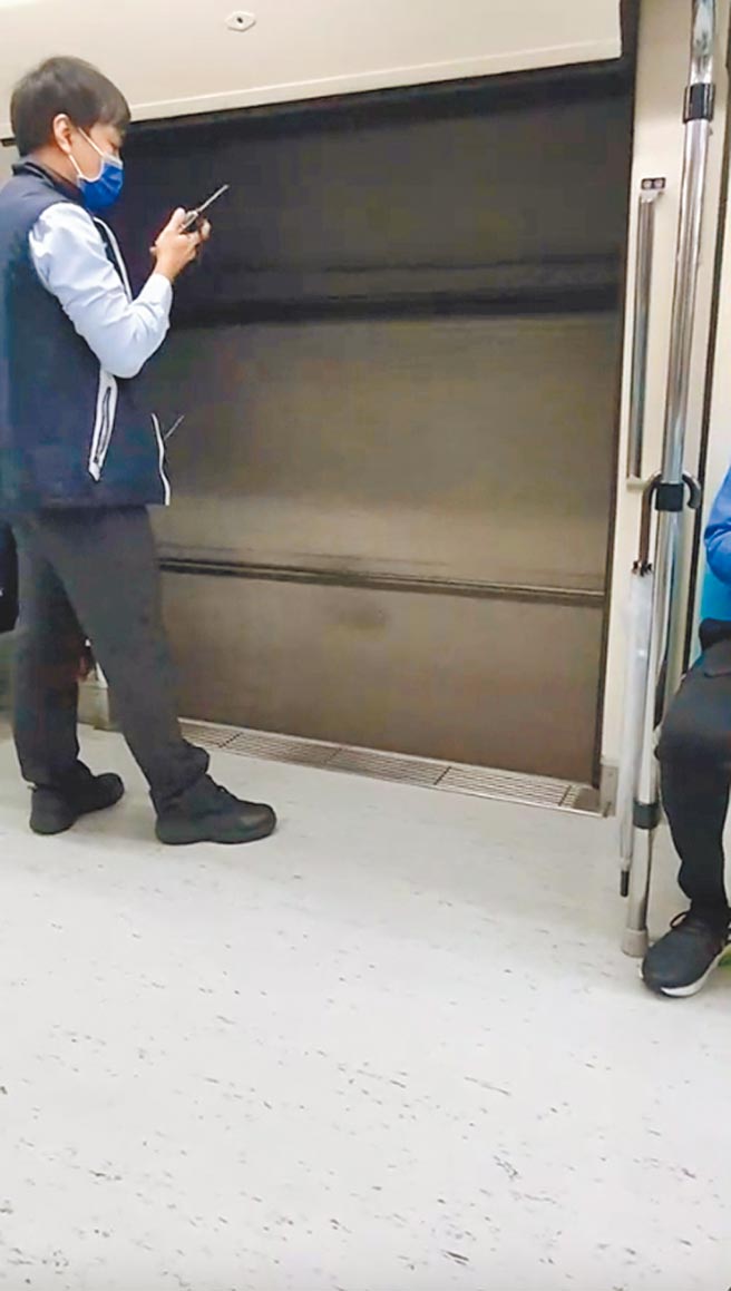 台北捷运车门未关，民眾拍摄影片陈情。（北市议员简舒培提供／杨亚璇台北传真）