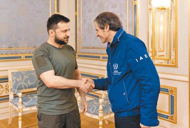 烏克蘭總統澤倫斯基（左）會見國際原子能機構（IAEA）負責人格羅西。（摘自烏克蘭總統府官網）