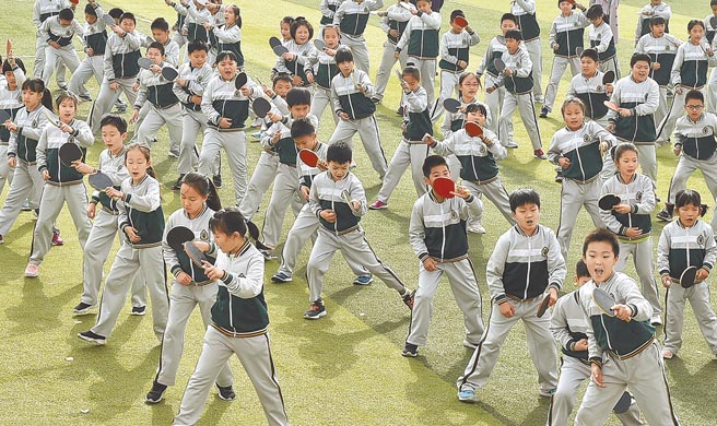 台湾艺人刘畊宏在上海直播毽子操，在大陆带起健身风潮。图为北小学生在跳健身操。（新华社）