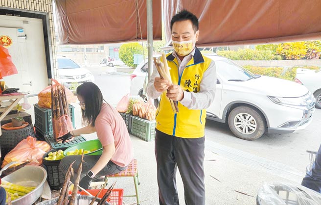 竹山鎮公所為推廣竹筍，將在5月14日舉辦「剝筍樂遊趣」活動，鎮長陳東睦指剝筍要快要有技巧，還要保證筍子無傷，歡迎大家來挑戰。（公所提供／吳建輝南投傳真）