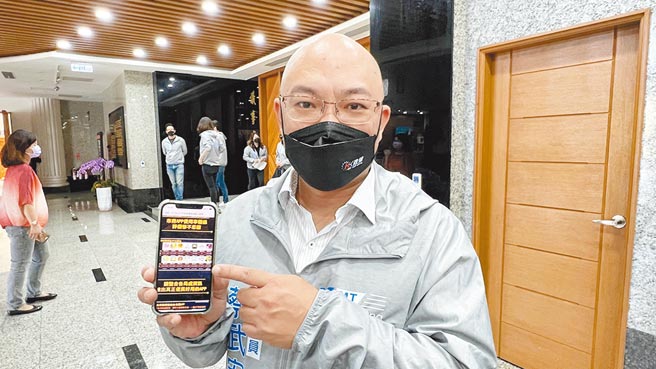 高雄市议员蔡武宏指出，市府各局处自推APP，但使用成效不彰。（柯宗纬摄）