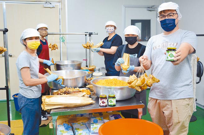 結合剝皮辣椒雞與麻辣鍋醬料，研發出新口味粽子，業者盼搶攻端午商機。（林和生攝）