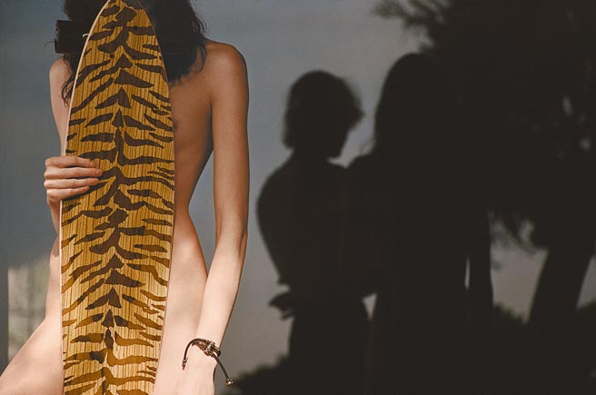 由Hervet Manufacturier攜手Saint Laurent打造的衝浪板，廣受網友討論，約台幣16萬元。（Saint Laurent提供）