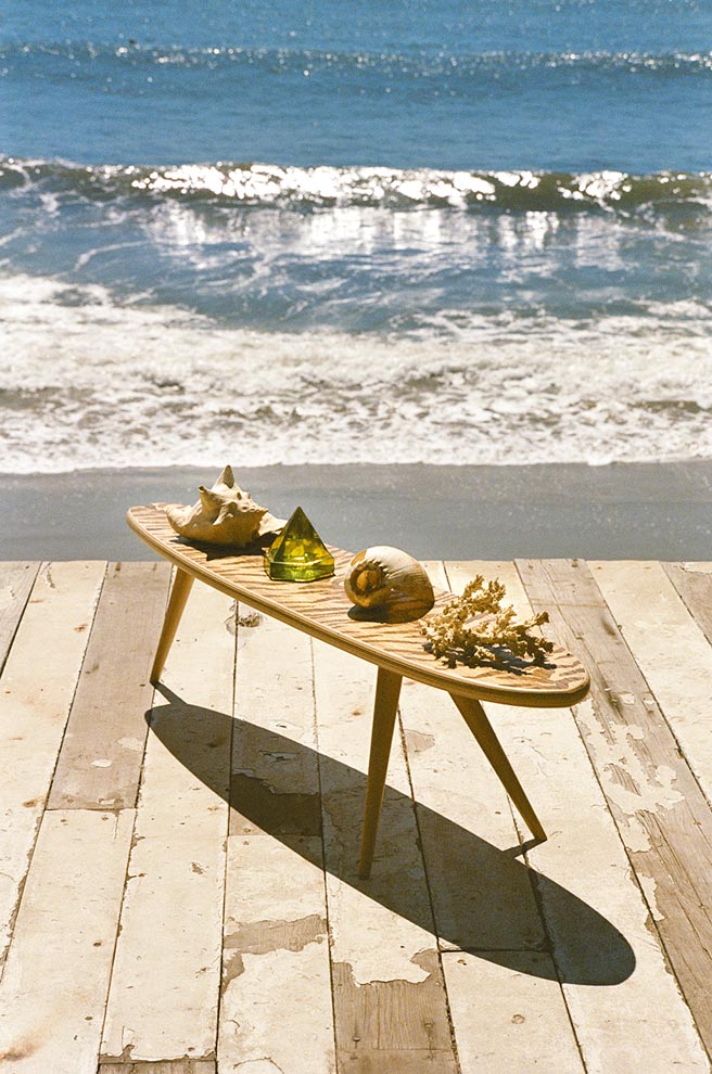 由咖啡桌再演化為衝浪板，Saint Laurent的巴黎右岸計畫可說相當有趣。（Saint Laurent提供）