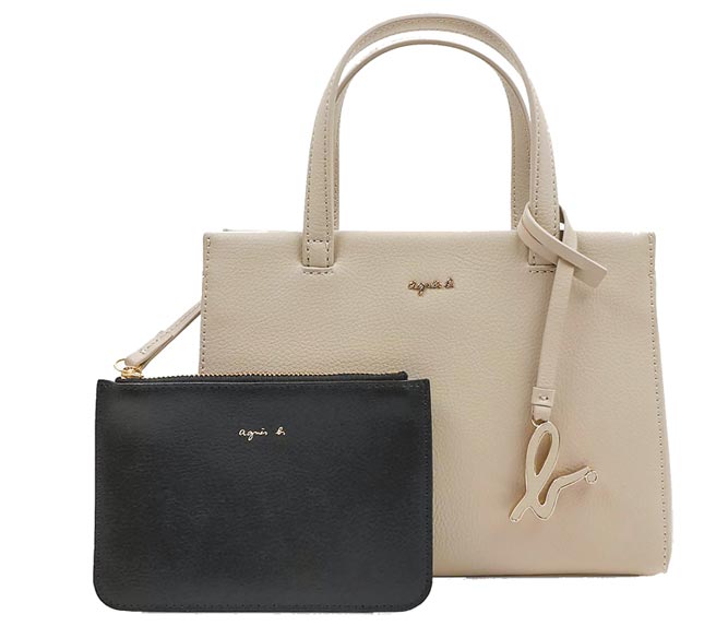 远百桃园agnes b.挂饰皮革两用包，推荐价9980元。（远百提供）