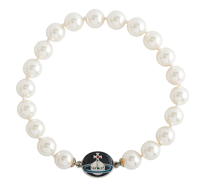 远百信义A13 Vivienne Westwood LOELIA磁扣式珍珠手炼，推荐价7900元。（远百提供）