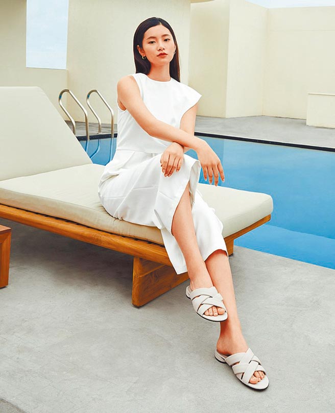 ECCO「W Flat」系列让妈咪每一步都走得舒适，限量款石灰白4980元。（ECCO提供）