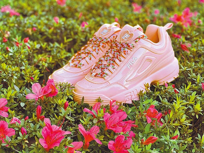 FILA限定运动鞋DISRUPTOR II HEART，2680元，粉红亮色外观十分抢眼。（FILA提供）