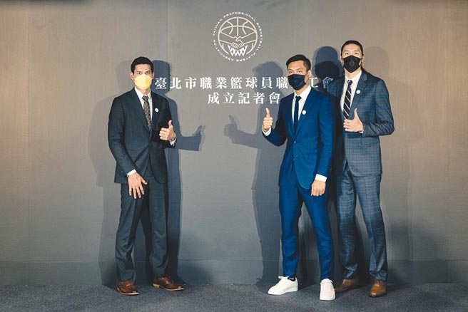 台北市職業籃球員職業工會成立，左起理事長楊敬敏、理事林志傑、理事曾文鼎。（台北市職業籃球員職業工會提供）