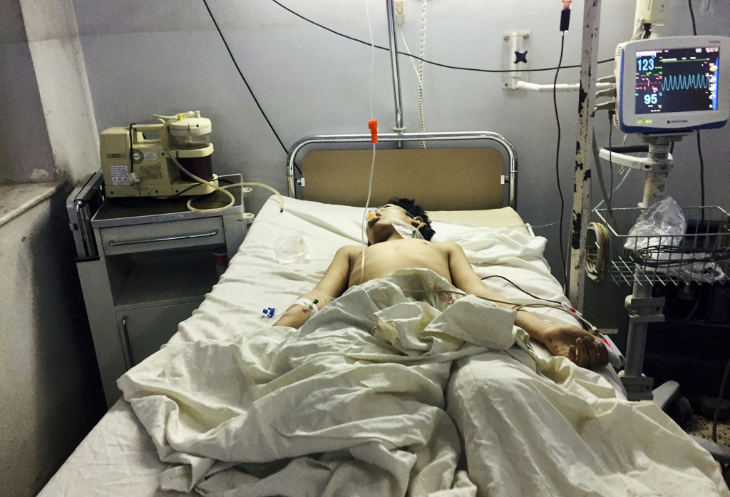 塔利班士兵把受害者从车上送往医院。图／美联社(photo:ChinaTimes)