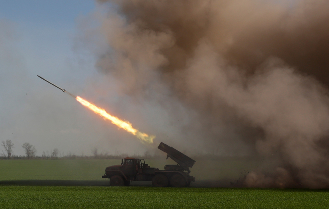 俄軍強攻盧甘斯克（Luhansk）區，烏軍4月26日發射BM-21「冰雹」火箭炮反擊。（圖/路透）