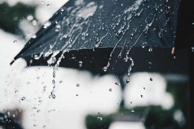 一名女網友好奇廢棄雨傘的正確丟法為何，意外引起網友討論。（示意圖／Shutterstock）