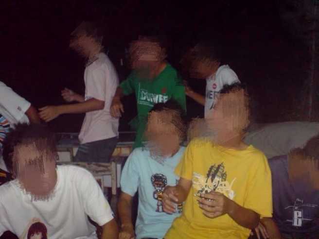 男网友贴出10多年前与朋友的中秋节烤肉照，事后一看才发现竟成「灵异照片」。(图／灵异公社)