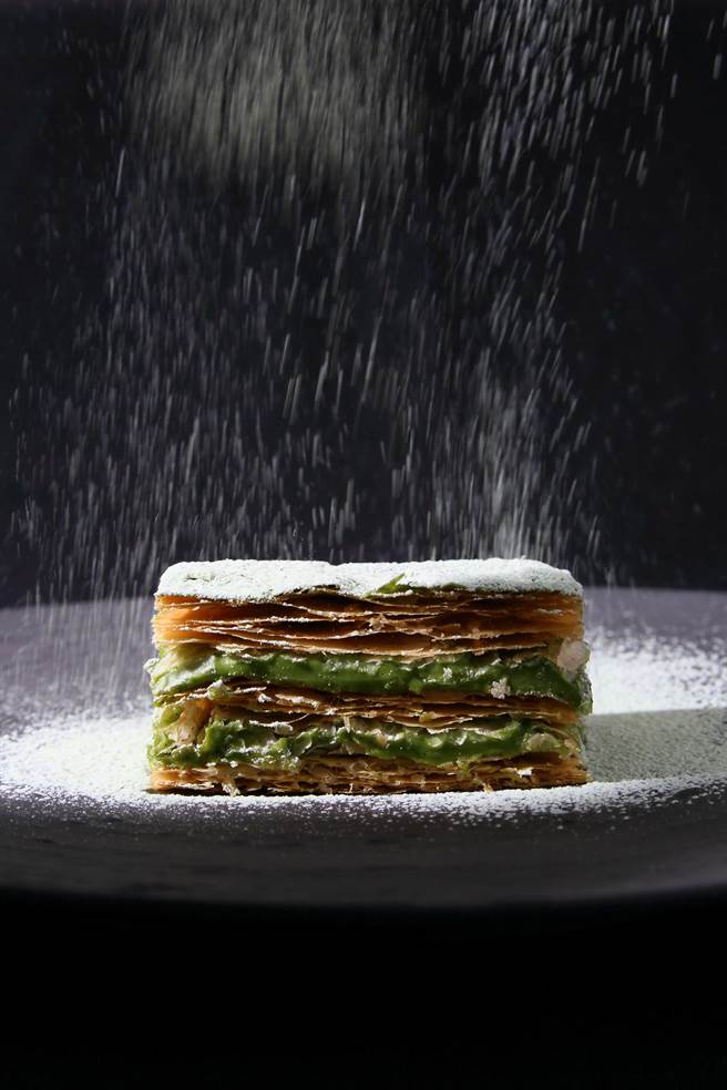 台北亚都丽致大饭店_巴黎厅1930x高山英纪甜点「福冈八女抹茶奶油千层酥」。（台北亚都丽致大饭店提供）