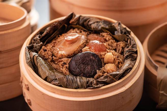 大倉久和大飯店桃花林開幕以來的招牌代表之作「豪華荷香北粽」，將荷香香氣馥郁地融入山珍食材中，驚豔飄香。（大倉久和提供）