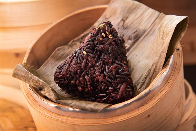 大倉久和「紫米桂花蓮子甜粽」淡麗氣質適合初夏品嚐。（大倉久和提供）