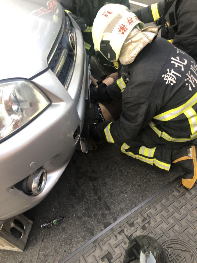 機車則在板南路見左轉的休旅車，驚嚇失控自摔，整個人卡在車頭底下。（圖／高佩琦翻攝）