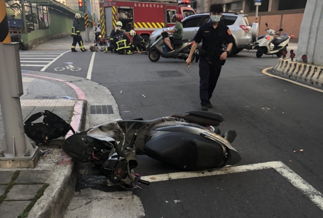 機車騎士疑似遇左轉未禮讓的休旅車，當場失控自摔。（高佩琦翻攝）