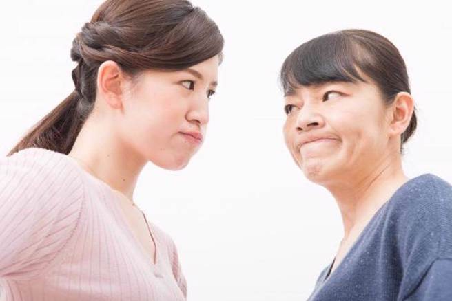 婆婆超愛控制，討厭媳婦回娘家，認為嫁過來就是要以照顧婆家的人為主，原PO超崩潰。（示意圖/Shutterstock提供）
