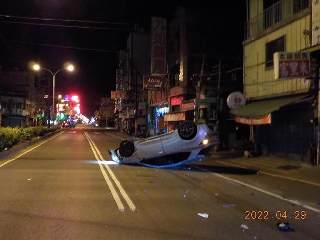 醉驾度咕，男子擦撞槟榔摊后翻车。(警方提供)