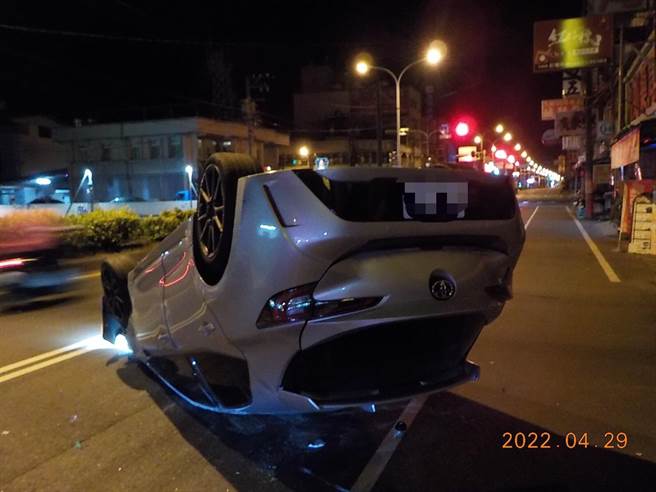 醉驾度咕，男子擦撞槟榔摊后翻车。(警方提供)