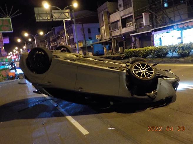醉驾度咕，男子擦撞槟榔摊后翻车。(警方提供)