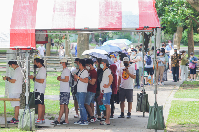 图为民眾前往社区採检站，排成人龙等候挂号採检画面。（资料照／陈麒全摄）