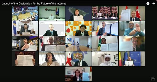 行政院政务委员唐凤应邀代表我国线上出席「未来网际网路宣言」，并在会中与50余国代表共同签署宣言。（外交部提供）