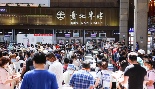 国内疫情持续延烧，图为许多民眾26日前往台北车站注射疫苗。（资料照/罗永铭摄）