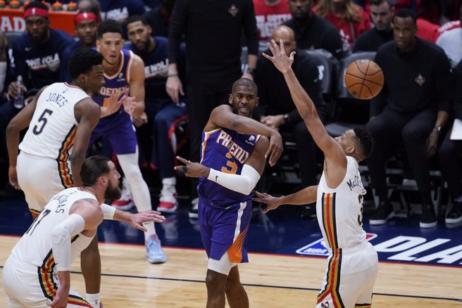 面對對方的包夾，保羅連忙把球傳出。(美聯社)