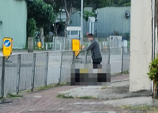 香港1名男子，疑似將女友殺害後，用牛皮紙將屍體包起，且用保鮮膜及塑膠袋罩住頭部，當街在大馬路上拖行。（圖／翻攝自東網）