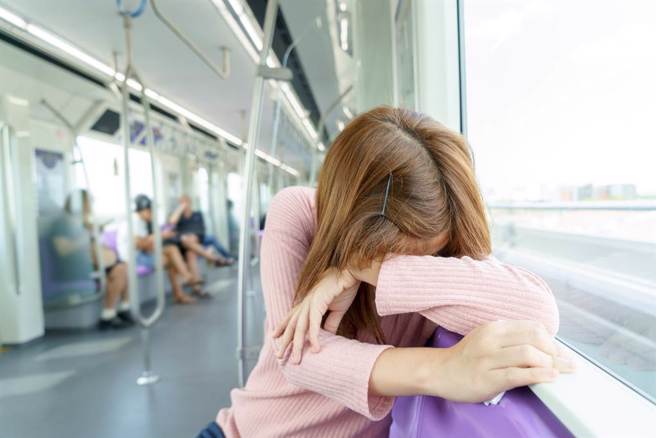 公车上猛顶女学生臀部5分钟，色男诡辩:下体只有2公分碰不到。(达志影像)
