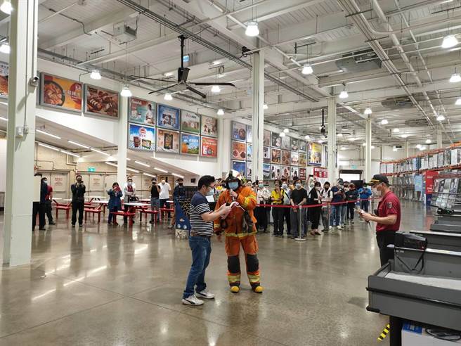 桃园市消防局第三大队28日到芦竹区好市多桃园南崁店，执行大型空间自卫消防编组能力验证示范。（桃园市消防局第三大队提供／陈梦茹桃园传真）