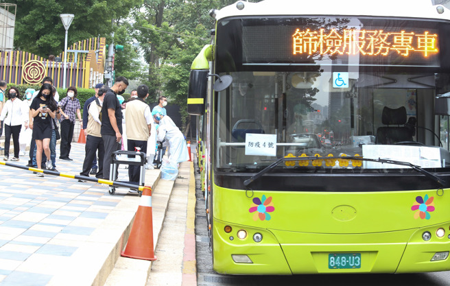 國內疫情延燒台北市議會內也無可倖免，議員陸續染疫已累計4位北市議員染疫，28日台北市政府派篩檢車赴台北市議會外，供議員、助理、行政人員、媒體記者篩檢，圖為大批員工在三台篩檢車前等待PCR檢測。（陳俊吉攝）