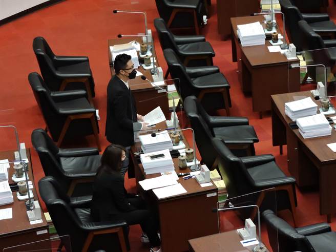 市議員鍾易仲及黃香菽。（洪靖宜攝）