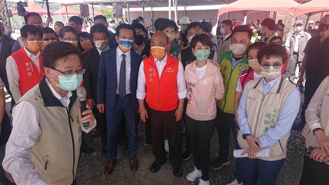 行政院长苏贞昌（中间橘背心者）听取台南市都发报告安平一块教育部学产地的规画方向。（程炳璋摄）