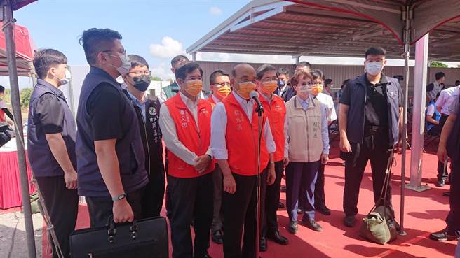 行政院长苏贞昌（中间橘背心者）回应社会对疫情与台铁罢工的担心。（程炳璋摄）