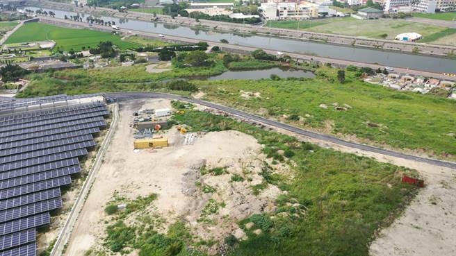 鹿港镇公所在紧临员林大排平面道路的原第一公墓用地兴建平面停车场，面积近1公顷，可容留车辆约300台，减少车流进市区、结合三轮车接驳，预计在2023年前完工。（鹿港镇公所提供／吴敏菁彰化传真）