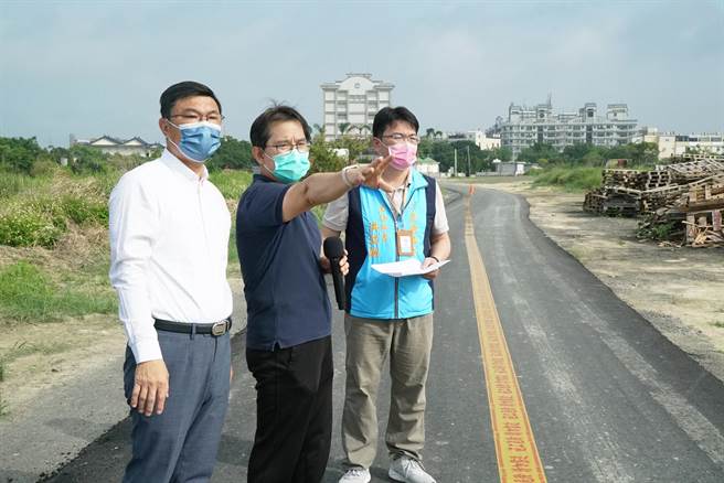 鹿港镇公所在紧临员林大排平面道路的原第一公墓用地兴建平面停车场，面积近1公顷，可容留车辆约300台，减少车流进市区、结合三轮车接驳，预计在2023年前完工。（鹿港镇公所提供／吴敏菁彰化传真）