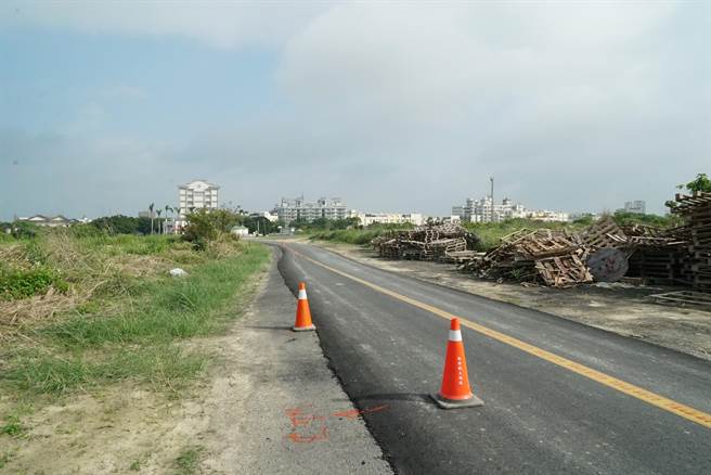 鹿港镇公所在紧临员林大排平面道路的原第一公墓用地兴建平面停车场，面积近1公顷，可容留车辆约300台，减少车流进市区、结合三轮车接驳，预计在2023年前完工。（鹿港镇公所提供／吴敏菁彰化传真）