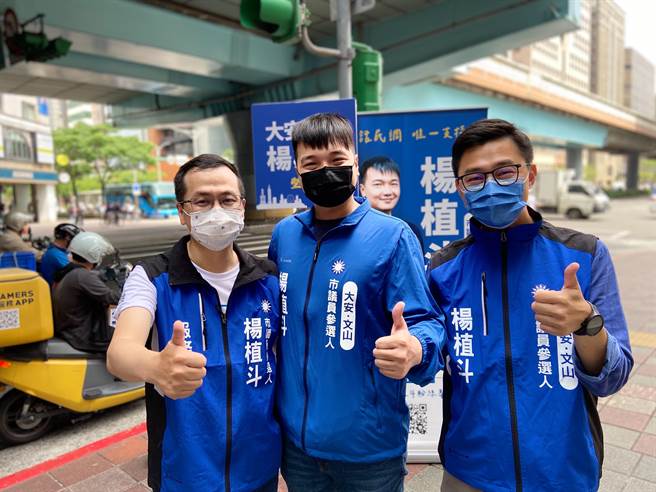 年底市议员选举将近，国民党近期正进行台北市大安文山区初选民调，罗智强今陪同他的接班人、罗办公室主任杨植斗扫街拜票。（罗智强提供）