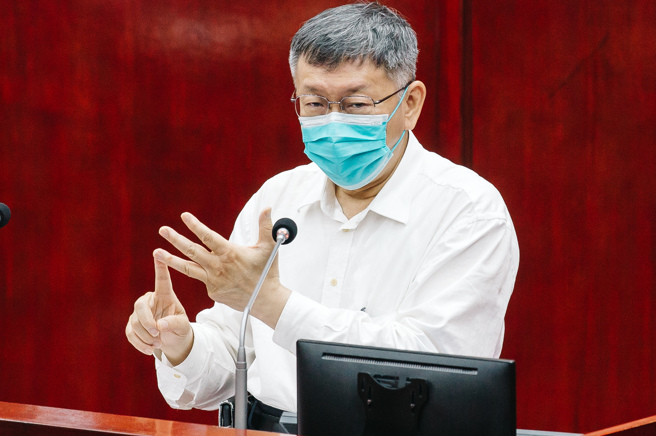 台北市长柯文哲，自抛出「软性封城」，造成民眾恐慌，27日赴议会报告，遭到蓝绿议员炮轰，柯文哲坦言「可能没讲清楚，抱歉」。(示意图／shutterstock)

