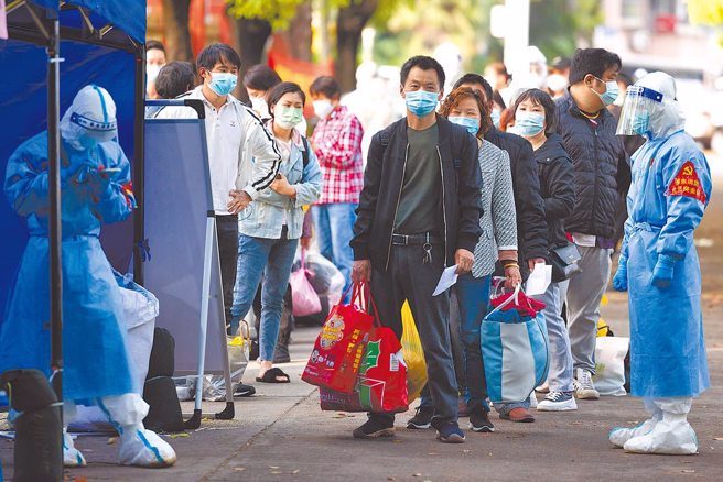 上海新增病例持续下降，在上海市北蔡镇联勤村，日前村民集体转移至隔离点，环境消杀后，27日村民陆续返家。（新华社）
